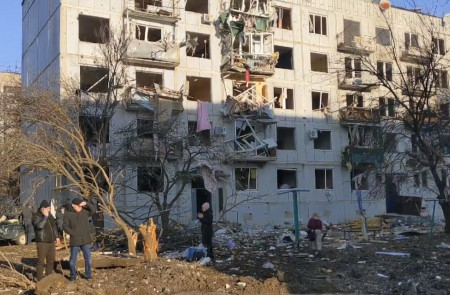 <p>Un edificio de apartamentos bombardeado en Kharkiv (Ucrania) en el primer día de ataque ruso.</p>