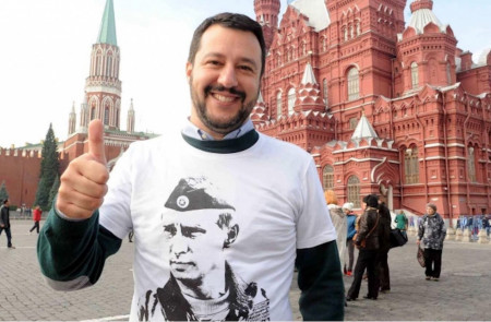 <p>El líder ultraderechista Matteo Salvini, con una camiseta de Putin delante del Kremlin, en 2018. El italiano ha borrado esta foto de sus redes sociales.</p>