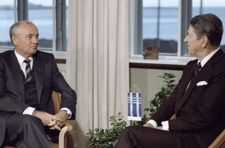 <p>Mikhail Gorbachev y Ronald Reagan, reunidos en octubre de 1986 en Reykjavik.</p>