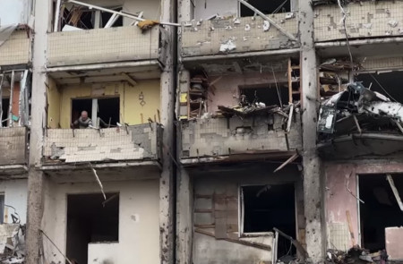 <p>Fachada de un edificio residencial destrozado por las bombas rusas, en Kiev.</p>