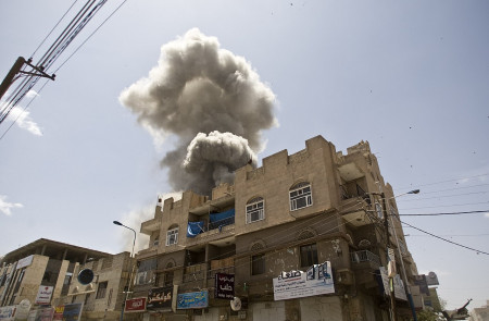 <p>Una bomba saudí impacta en la capital de Yemen, Sanaa, en 2016 durante la guerra.</p>