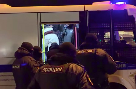 <p>Decenas de personas son detenidas en San Petersburgo por la policía rusa durante las protestas contra la guerra.  </p>