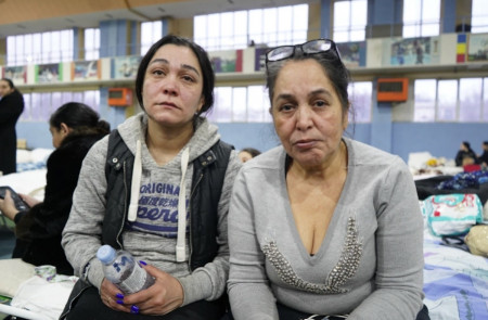 <p>Cristina (izquierda) y Larisa (derecha), refugiadas romaníes que hablaron con Al Jazeera en el Manej Sport Arena de Chisinau (Moldavia).</p>
