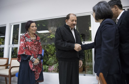 <p>El presidente nicaragüense Daniel Ortega Saavedra y su esposa, Rosario Murillo, saludando a la presidenta de Taiwán en 2017. </p>