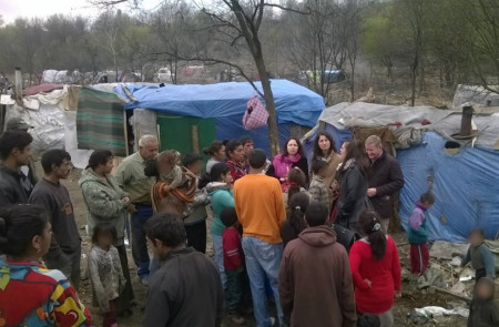 <p>Delegados de la ONU, durante una visita a campamentos de romaníes chiricli en Crimea, en 2014.</p>