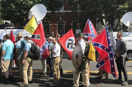 <p>Manifestación en EE.UU. de miembros de la conocida como alt-right portando la bandera de Gadsden, la bandera confederada y la enseña nazi. </p>