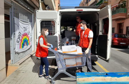 <p>Cruz Roja distribuye ayuda en Torrent (Valencia) en abril de 2020.</p>