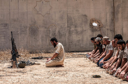 <p>Soldados del GNA rezando en Sirte, Libia, en 2016.</p>