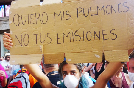 <p>Una manifestante a favor de Madrid Central sostiene una pancarta en junio de 2019. </p>
