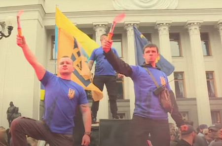 <p>Miembros del Batallón Azov frente al parlamento ucraniano durante una marcha en 2017.</p>