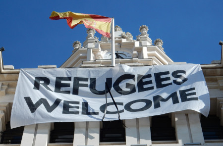 <p>Pancarta dando la bienvenida a los refugiados que fue colgada en la fachada del ayuntamiento de Madrid en septiembre de 2015. </p>