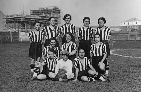<p>Equipo de mujeres futbolistas en los años 30. </p>