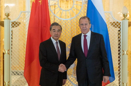<p>Los ministros de Exteriores chino y ruso, Wang Yi y Serguei Lavrov respectivamente, en una reunión en 2019. </p>