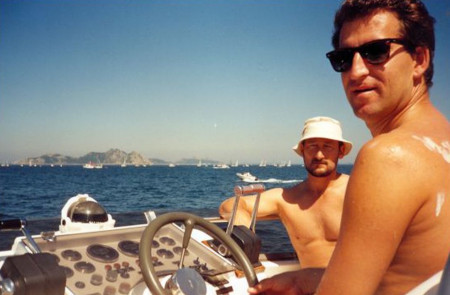 <p>Feijóo en un yate con el contrabandista Marcial Dorado en el verano de 1995.</p>