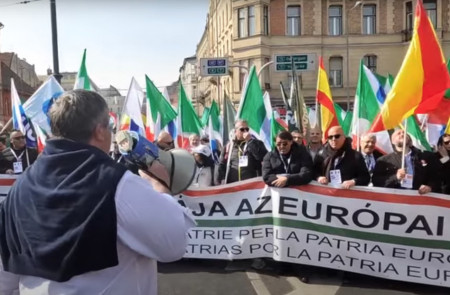 <p>Representantes de los sindicatos de extrema derecha UGL (Italia) y Solidaridad en la Marcha de la Paz en apoyo a Orbán en Budapest.</p>
