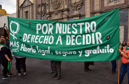 <p>Marcha en apoyo a la votación en el Senado de Argentina por una ley de aborto legal, gratuito y seguro.</p>