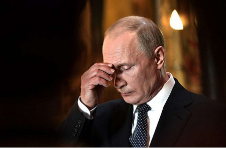 <p>Una imagen del presidente ruso pensativo durante la ceremonia de toma de posesión de su nuevo mandato en 2018. </p>