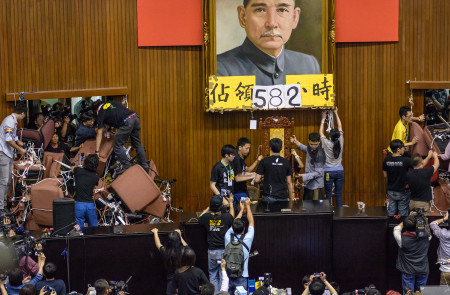 <p>Miembros del Movimiento Girasol en el interior del Parlamento taiwanés en 2014.</p>