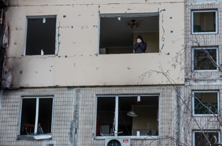 <p>Un bombardeo destruyó parcialmente un bloque de viviendas en el distrito de Obolon, Kiev, el 14 de marzo de 2022.</p>