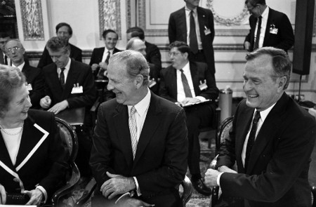 <p>La primera ministra británica, Thatcher, el secretario de Estado de EE.UU., James Baker y su presidente, George H.W. Bush, en la cumbre de la OTAN de 1990.</p>