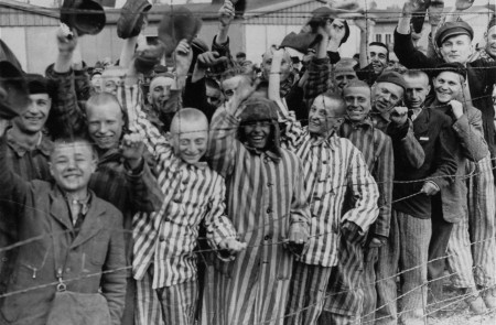 <p>Prisioneros de Dachau en el día de su liberación por el ejército estadounidense.</p>