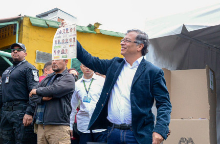 <p>Gustavo Petro enseña la papeleta con los candidatos al gobierno colombia antes de ejercer su voto. </p>