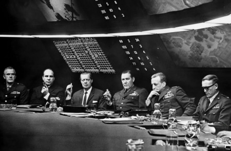 <p>Fotograma de la película 'Doctor Strangelove'. George C. Scott, que interpreta al general general Buck Turgidson, es el segundo por la derecha.</p>