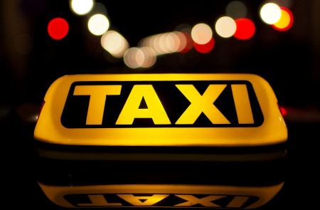 <p>Letrero luminoso en la parte superior de un taxi.</p>