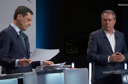 <p>Juanma Moreno (PP) y Juan Espadas (PSOE) en el debate entre candidatos a la presidencia de la Junta de Andalucía organizado por TVE.</p>
