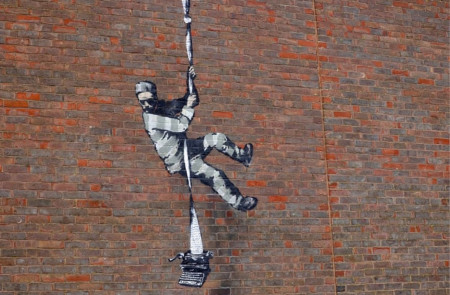 <p>Mural de Banksy aparecido en las paredes de la cárcel de Reading el 1 de marzo de 2021.</p>