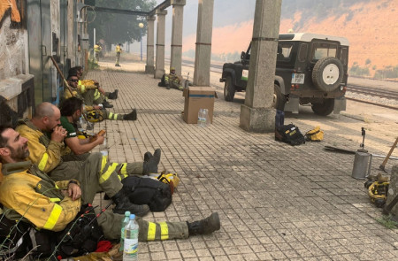 <p>Brigadistas que luchan contra el incendio en Zamora, fotografiados durante un descanso. </p>