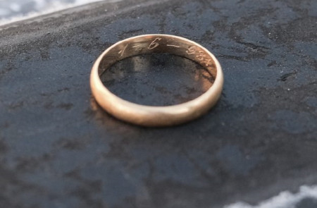 <p>El anillo de boda por el que se pudo identificar a Eugenio Insúa en la exhumación de una fosa común en El Espinar (Segovia).</p>