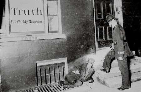 <p>Un policía ilumina a una persona sin hogar frente a la redacción del semanario británico Truth en torno a 1902. Autor desconocido.</p>