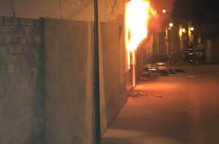 <p>Una vivienda incendiada en Peal de Becerro (Jaén) durante los ataques contra los gitanos de la noche del 18 de julio.</p>