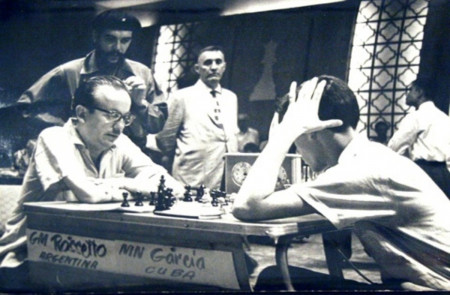 <p>Guevara observa la partida del gran maestro argentino Héctor Rossetto.</p>