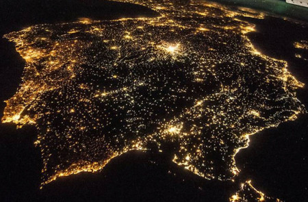 <p>Imagen nocturna de la Península Ibérica realizada desde el espacio. </p>