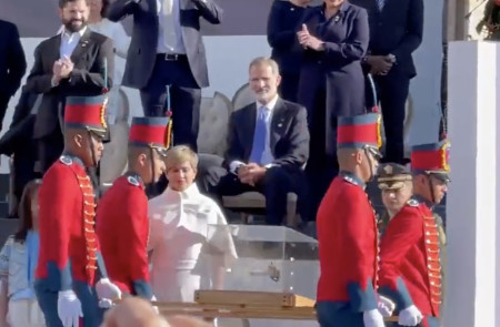 <p>Felipe VI, en el momento en el que se queda sentado ante la espada de Simón Bolívar.</p>