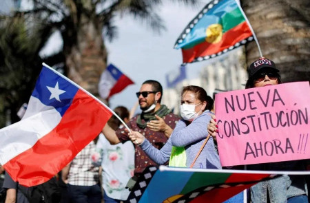 <p>Chilenos se manifiestan pidiendo una nueva Constitución para el país. </p>