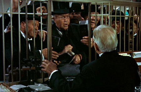 <p>Clientes furiosos exigen la retirada inmediata de sus depósitos bancarios. ‘Mary Poppins’ (1964).</p>