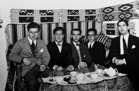 <p>De izqa. a dcha., Eaton-Daniel, Juan Centeno, Federico García Lorca, Emilio Prados y Pepín Bello, en 1924. </p>
