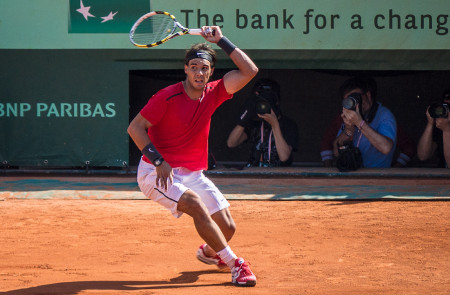 <p>El tenista Rafael Nadal disputando el Roland Garros en 2012. </p>