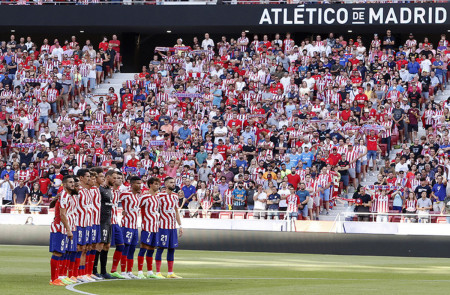 <p>Los jugadores del Atleti, frente a su afición antes de empezar un partido de la presente temporada.</p>