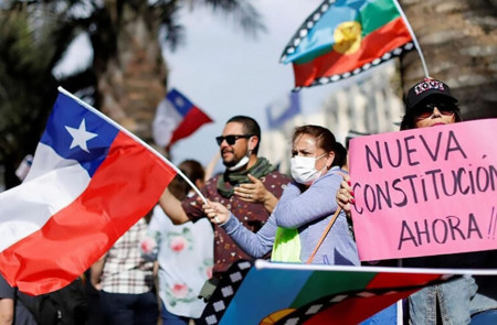 <p>Manifestantes a favor de una nueva constitución en Chile, antes del referéndum.</p>