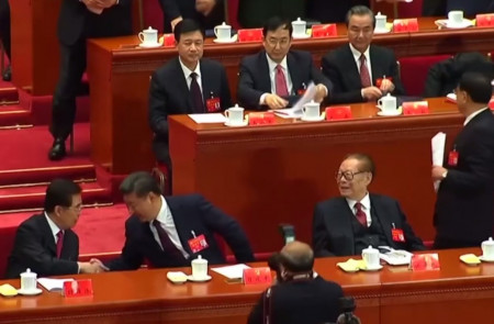 <p>Xi le da la mano a Hu Jintao en el XIX Congreso del PCCh en 2017. A su izquierda, Jiang Zemin.</p>