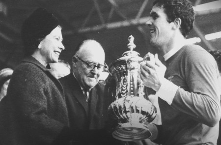 <p>Isabel II entrega la copa al capitán del Liverpool, Ron Yeats, en 1965.</p>