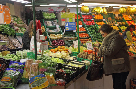 <p>Imagen de un puesto de fruta y verdura en el mercado. </p>