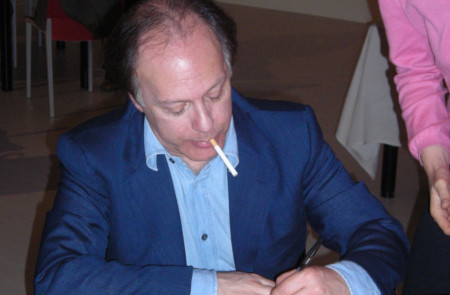 <p>Javier Marías firma un libro en la Feria del Libro de Turín en 2008.</p>