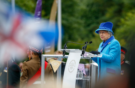 <p>Isabel II, durante la inauguración del Ferrocarril de las Fronteras, en 2015.</p>