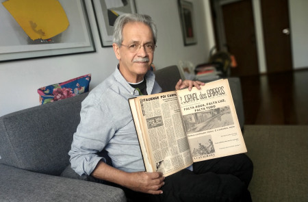 <p>Nilmário Miranda muestra ejemplares del Jornal dos Bairros que fundó en los años setenta, en su domicilio en la ciudad de Belo Horizonte.</p>