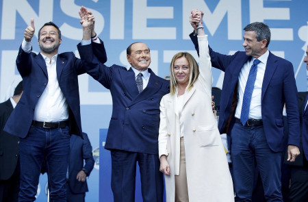 <p>Matteo Salvini, Silvio Berlusconi y Giorgia Meloni, durante el último mitin electoral del pasado 22 de septiembre.</p>